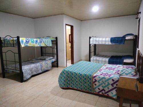 a bedroom with two bunk beds and a table at El Vergel Guaduas in Guaduas