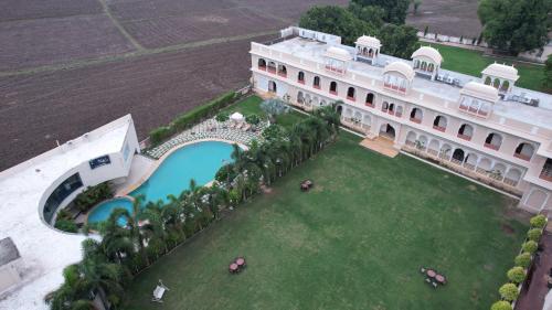 - une vue aérienne sur un bâtiment avec une grande cour dans l'établissement BR Resort & Club, à Bhonrāsa