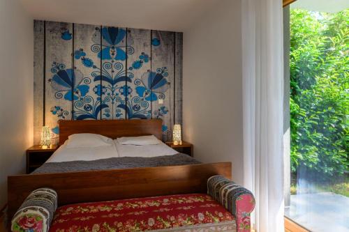 a bedroom with a bed and a window at Apartamenty Rozewie in Jastrzębia Góra