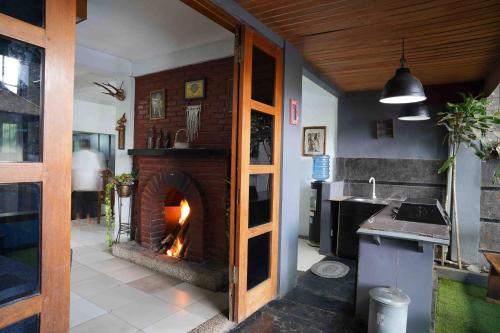 - une cuisine avec une cheminée en briques dans l'établissement Pondok Sukamulus by GroRental, à Cihanjuang 1