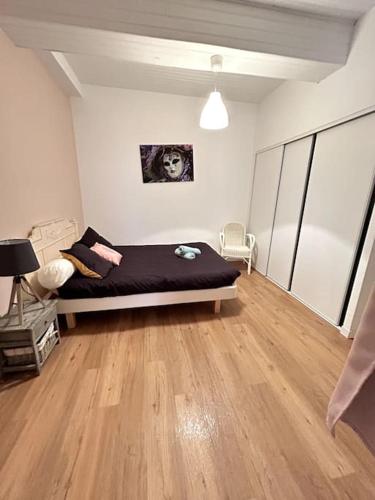 博凱爾的住宿－"Le N2" Beaucaire centre-ville，一间卧室配有一张床,铺有木地板