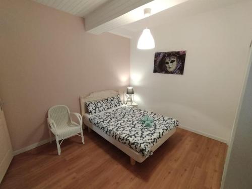 - une petite chambre avec un lit et une chaise dans l'établissement "Le N2" Beaucaire centre-ville, à Beaucaire