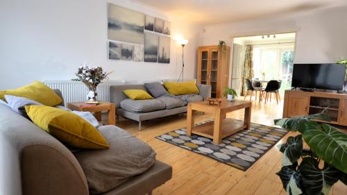 a living room with a couch and a table at 3 Bed house in Croydon - 15min to London Bridge & Gatwick Airport in Croydon