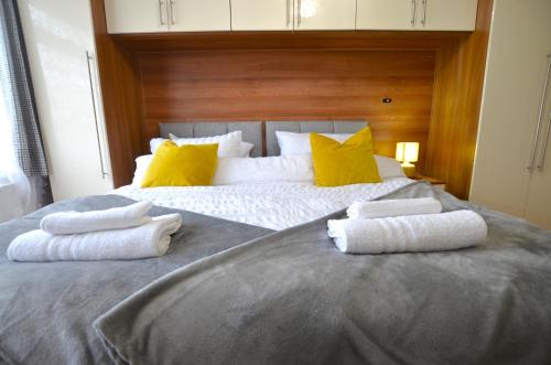 En eller flere senge i et værelse på 3 Bed house in Croydon - Great for Longer Stays Welcome