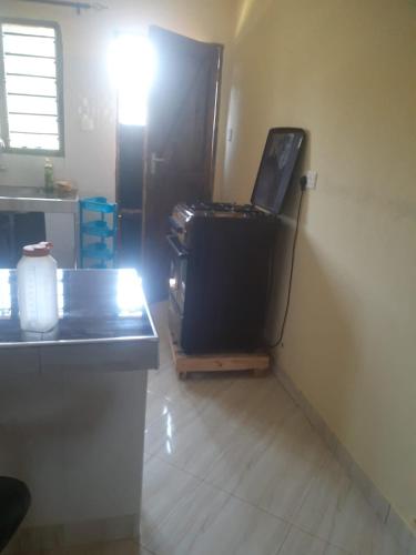 Habitación con escritorio y mesa con ordenador portátil. en Ngala Blessed Apartment en Malindi
