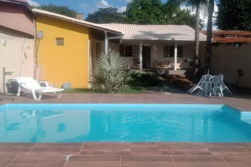 een huis met een zwembad voor een huis bij Casa de campo agradável com piscina aquecida in Juatuba