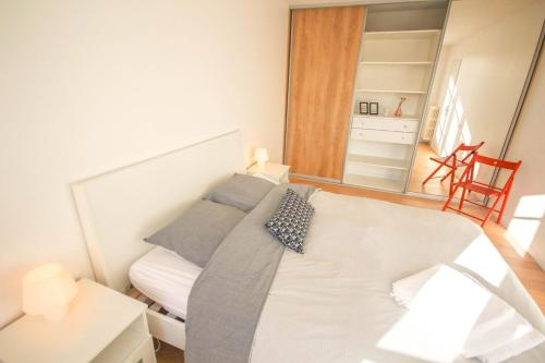 1 dormitorio con 1 cama blanca grande en una habitación en Lille République-Nice and bright flat with Balcony, en Lille