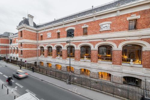 a large brick building with a car driving past it at Studio cosy vue sur le musée - Paris 5 - 2P in Paris