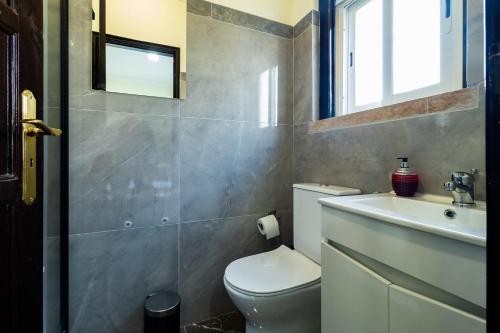 Universo Apartamento في لشبونة: حمام مع مرحاض ومغسلة