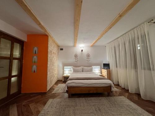 En eller flere senge i et værelse på Cabana din Padurea Valeni