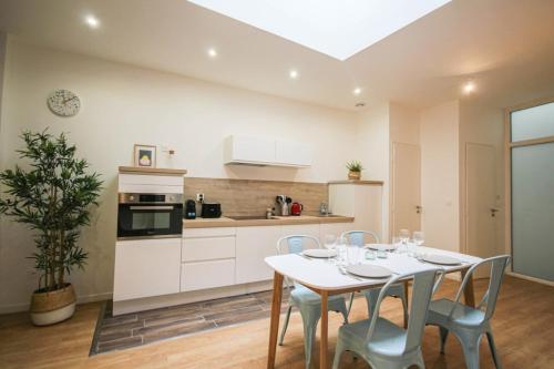 cocina y comedor con mesa y sillas en Lille Grand Place - Apartment With 2 Bedrooms, en Lille