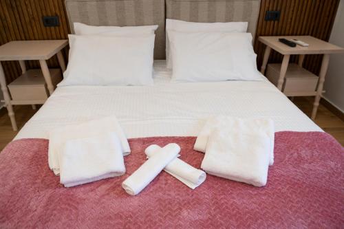 uma cama com duas toalhas e duas cruzes em Kefalovriso Luxury Apartment 1 em Lepanto