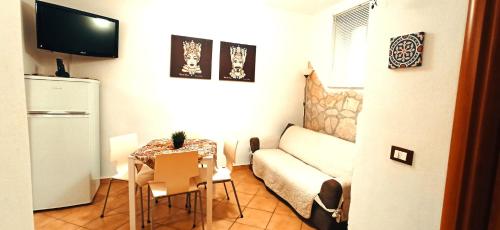 uma pequena sala de estar com um sofá e uma mesa em Ai Normanni em Palermo