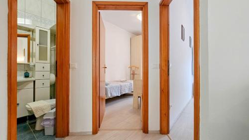 um corredor com uma porta que leva a um quarto em Zigante em Novigrad Istria