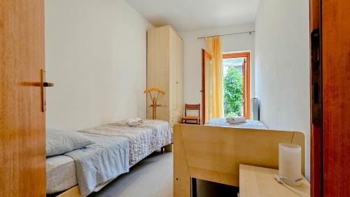 um quarto com 2 camas e uma janela em Zigante em Novigrad Istria