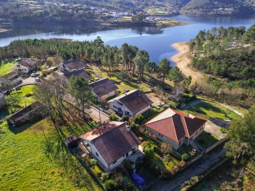 una vista aérea de una casa junto a un lago en Casa da barragem - Ninho das Águias en Venda Nova