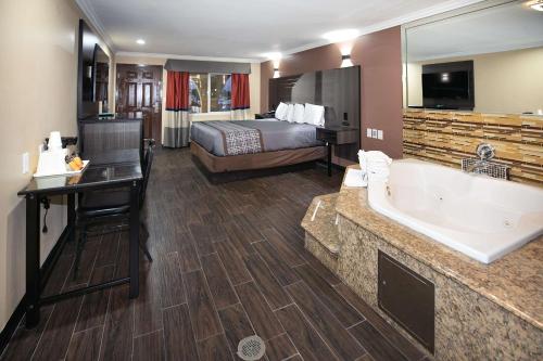 Letto o letti in una camera di Rodeway Inn & Suites