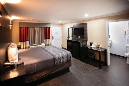 Letto o letti in una camera di Rodeway Inn & Suites