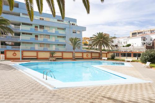 uma grande piscina em frente a um edifício em Frontline Duplex Las Arenitas with pool em Candelaria