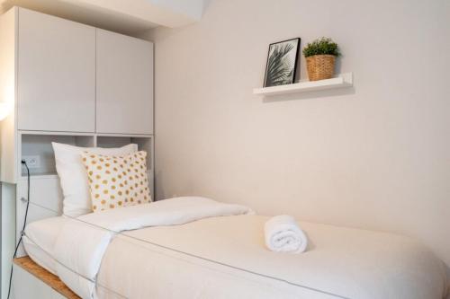 - une petite chambre avec un lit aux murs blancs dans l'établissement Lille Hypercentre - Nice equipped studio, à Lille