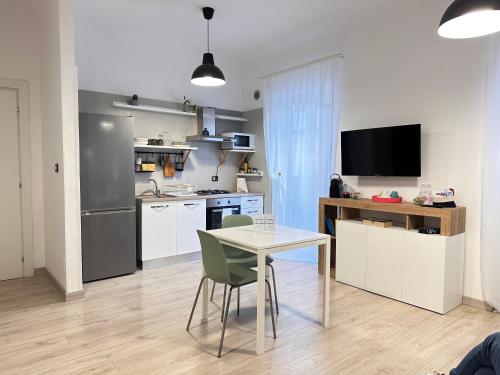 cocina con mesa y cocina pequeña con mesa y sillas en Casa Bolina - Mini appartamento, en Taranto