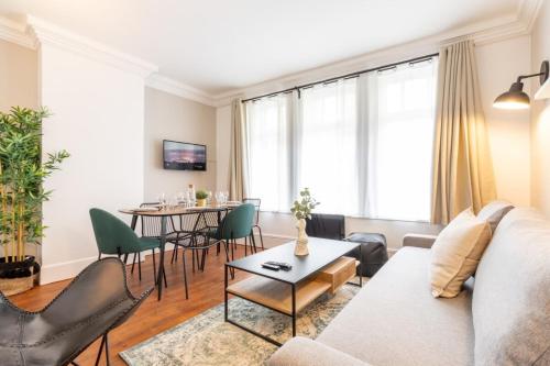 un salon avec un canapé et une table dans l'établissement Lille Centre - 2BR in the heart of Lille!, à Lille