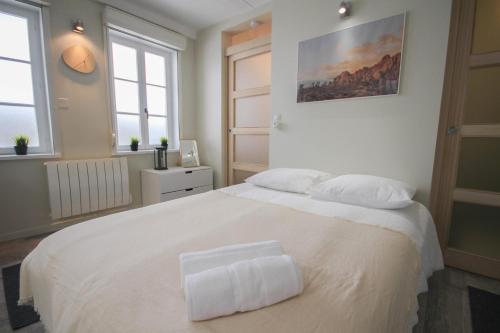 - une chambre avec un lit blanc et un plateau dans l'établissement Lille Centre - Nice and functional studio, à Lille