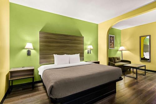 una camera d'albergo con letto e sedia di Quality Inn Bay City TX a Bay City