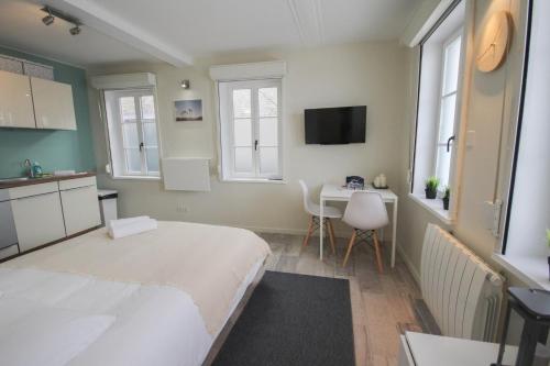 - une chambre avec un grand lit et un bureau dans l'établissement Lille Centre - Nice and functional studio, à Lille