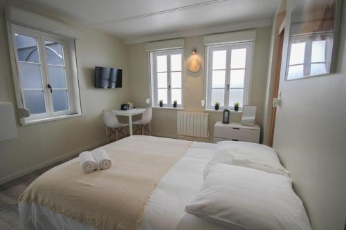 une chambre avec un grand lit avec deux serviettes dessus dans l'établissement Lille Centre - Nice and functional studio, à Lille