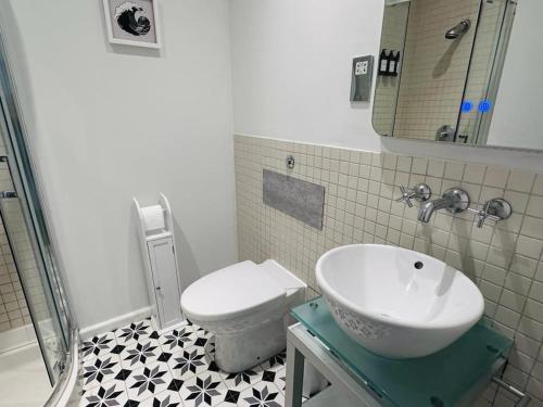y baño con lavabo y aseo. en Coastal Cove - Lanes -2 Bedrooms - Family - Business - Sleeps 6 en Brighton & Hove