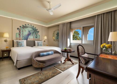Habitación de hotel con cama y escritorio en Gorbandh Palace Jaisalmer-IHCL SeleQtions, en Jaisalmer