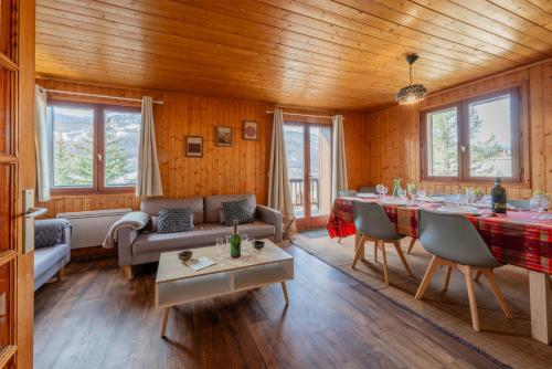 un salon avec un canapé et une table dans l'établissement Grand Appartement dans Chalet Serre Chevalier à 8 minutes des pistes, à Saint-Chaffrey