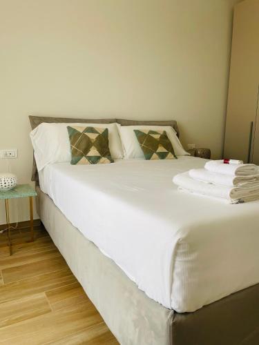 a white bed with towels on it in a room at Casa Magrè in Agrigento