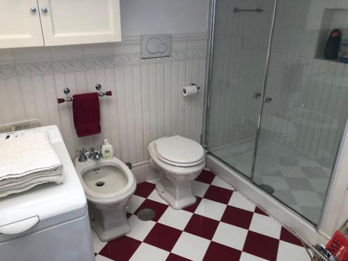 ein Badezimmer mit Toilette und Dusche in der Unterkunft Walking distance from Via Veneto in Rom