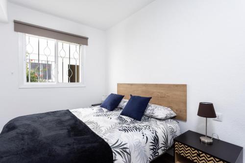 Llit o llits en una habitació de Home2Book Stunning Apt SeaView & Pool, La Victoria
