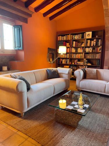 a living room with two couches and a table at Can Clarós in Capmany