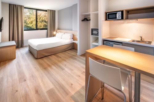 Кровать или кровати в номере B&B HOTEL Barcelona Sant Cugat