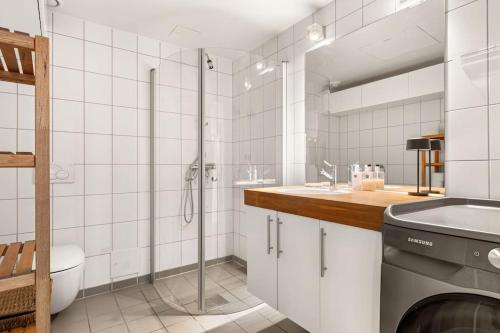 W łazience znajduje się prysznic, umywalka i toaleta. w obiekcie Dinbnb Apartments I Panoramic Rooftop I 700m to Oslo Central Station w Oslo