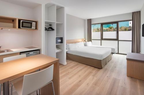 B&B HOTEL Barcelona Sant Cugat في سانت كوجات ديل فاليس: غرفة في الفندق مع سرير ومكتب