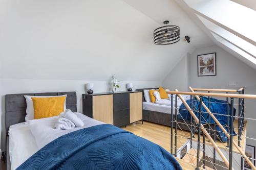 1 dormitorio con 1 cama y 1 litera en Green Park Resort Apartament B29 Baseny, Sauny, Siłownia en Szklarska Poręba