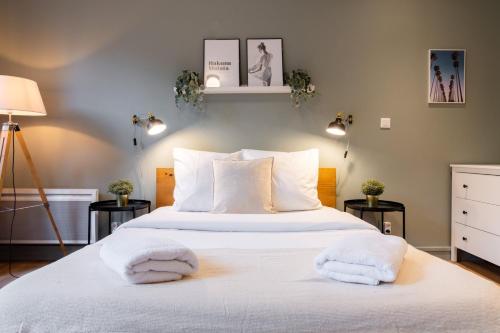 une chambre avec un lit avec deux serviettes dessus dans l'établissement Hypercentre-gares: superbe studio équipé, à Lille