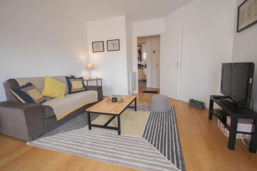 - un salon avec un canapé et une table dans l'établissement Beautiful apartment on the Grand Place !, à Lille