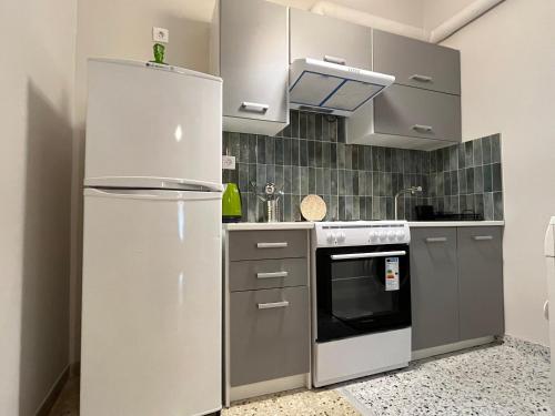 Artist's 1 BD Apt in Keramikos