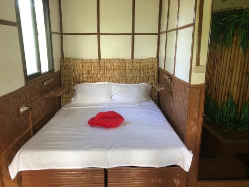 - un lit avec un article rouge dans l'établissement Sobral Rice Terraces View, 