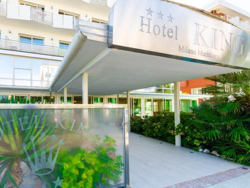 a hotel inn with a sign in front of a building at Hotel King in Milano Marittima