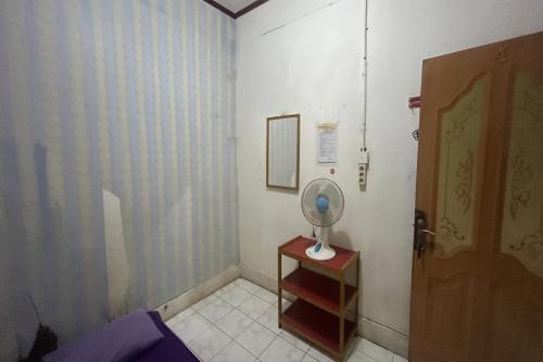 um quarto com um quarto com um espelho sobre uma mesa em OYO 93416 Wisma Alam Syariah em Mamuju