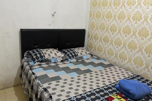 Postel nebo postele na pokoji v ubytování Hotel O Wisma Alam Syariah Near PLN GARDU INDUK MAMUJU
