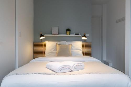 En eller flere senge i et værelse på Tourcoing near the station