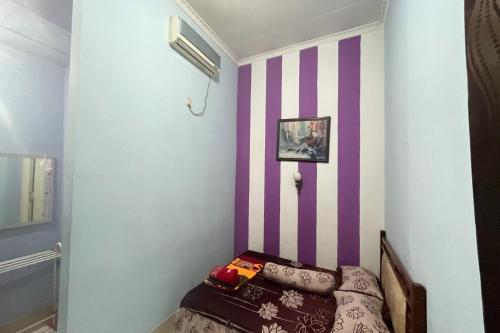 Postel nebo postele na pokoji v ubytování Hotel O Wisma Alam Syariah Near PLN GARDU INDUK MAMUJU